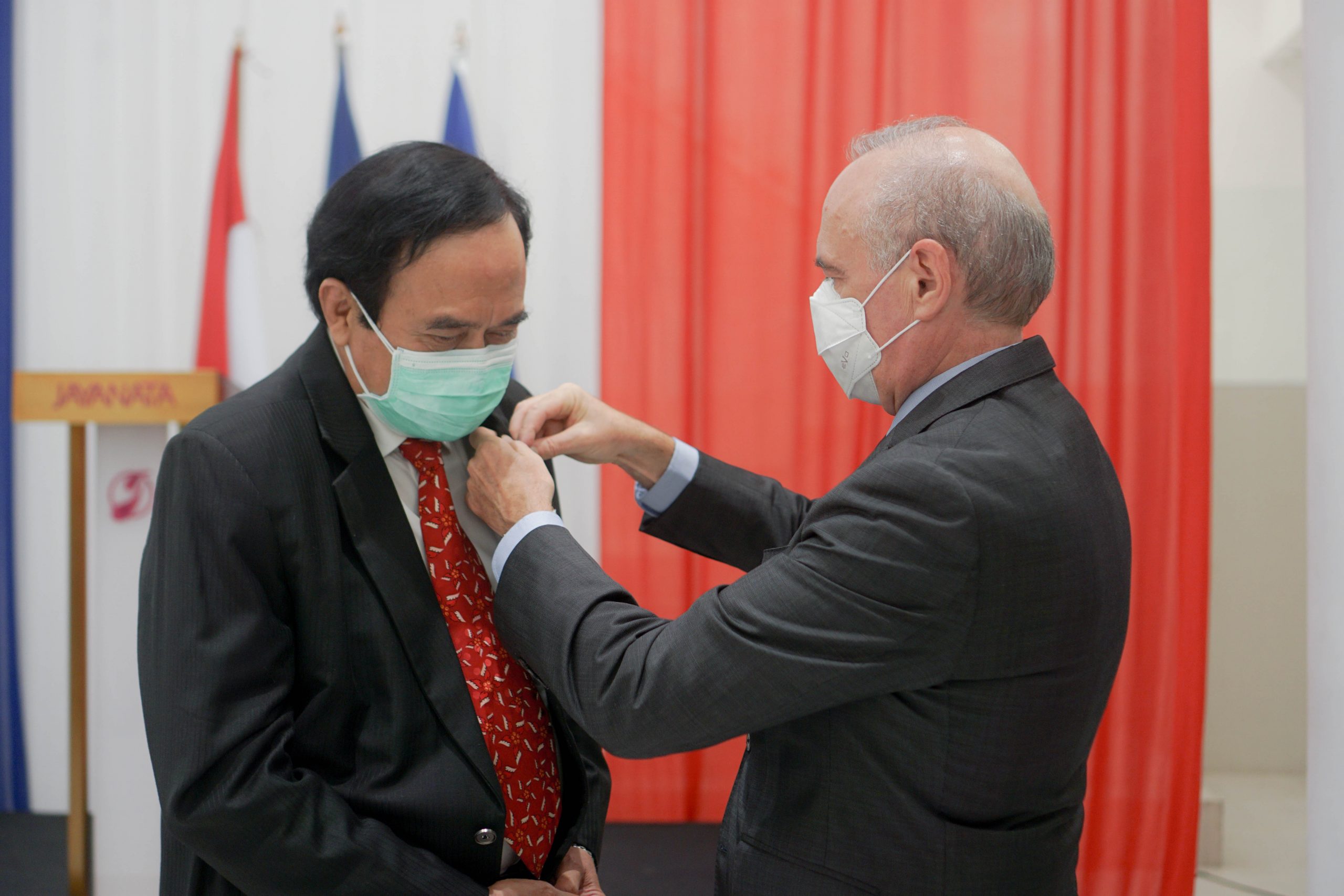 Bapak Olivier Chambard (Duta Besar Prancis untuk Indonesia) menyampaikan penghargaan Mérite agricole kepada Bapak I Komang Wiarsa Sardjana, (Doktor dari Université Rennes), dokter hewan, dosen di Universitas Airlangga