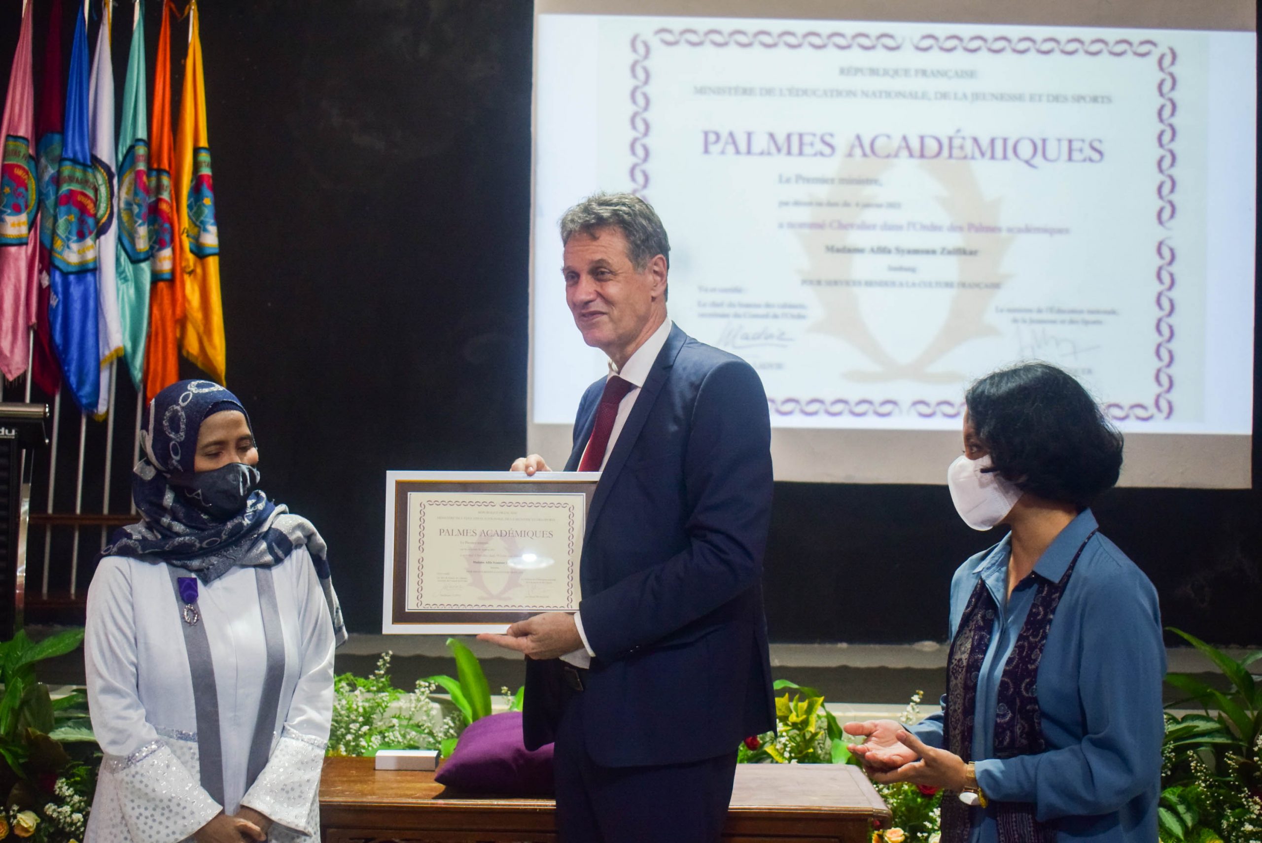 Bapak Stéphane Dovert (Konselor Kerjasama dan Direktur Institut français Indonésie) menyampaikan  penghargaan Palmes académiques kepada Ibu Afifa Syamsun Zulfikar, pengajar pada UNIPDU Jombang dan SMA Darul Ulum 2