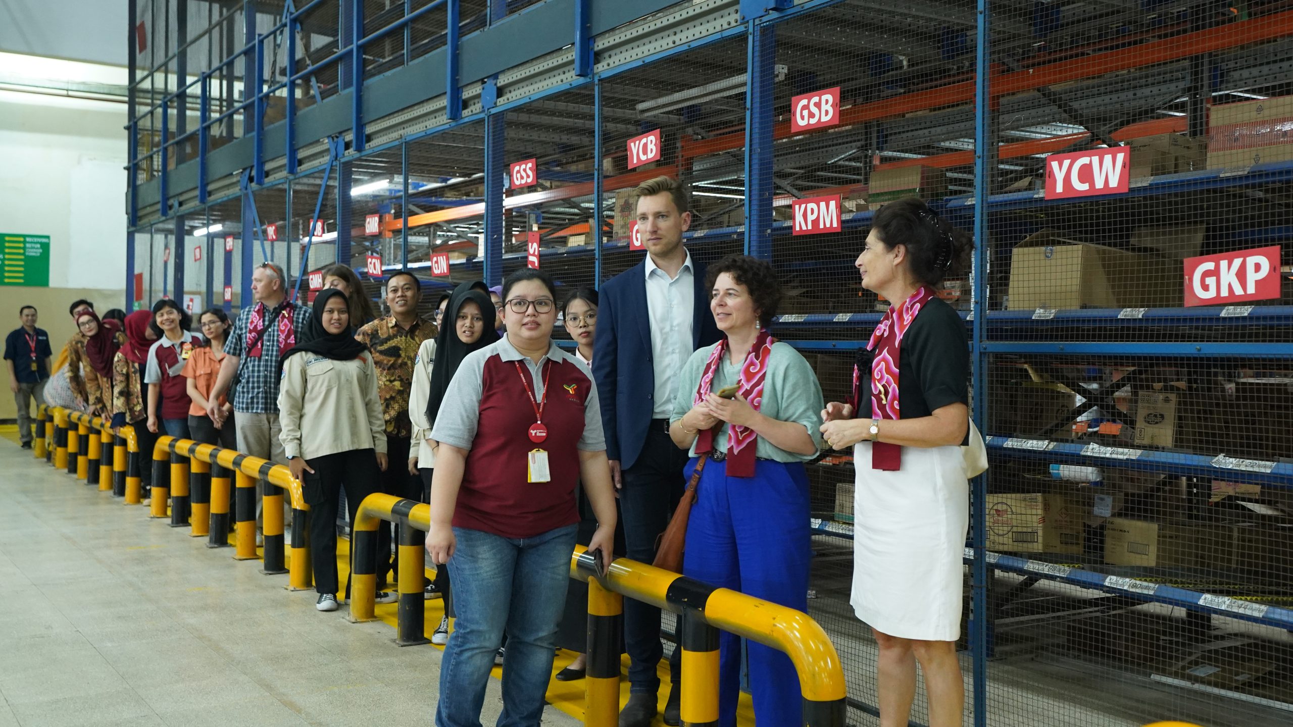 Visite du centre de distribution de l’entreprise Yogya, à Bandung