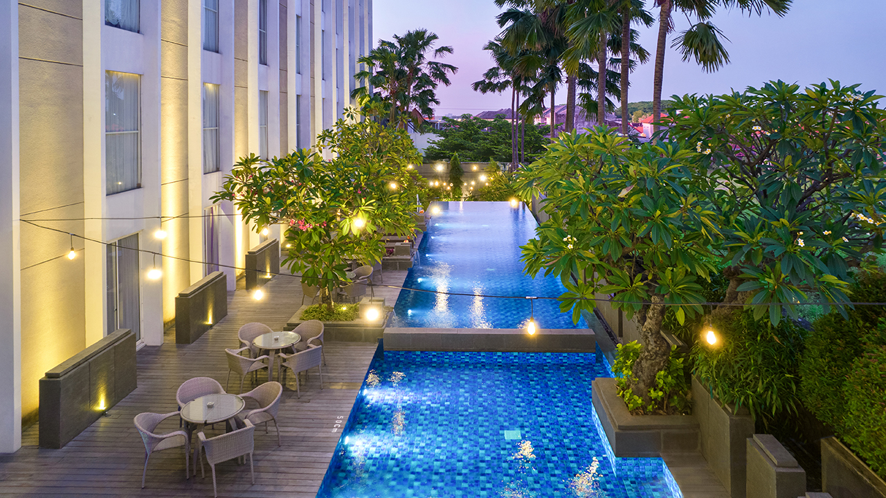 Premier Place Hotel_0004_POOL NIGHT